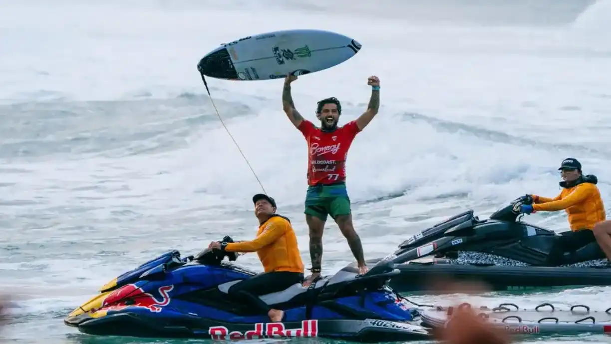 Filipe Toledo avança em etapa da WSL