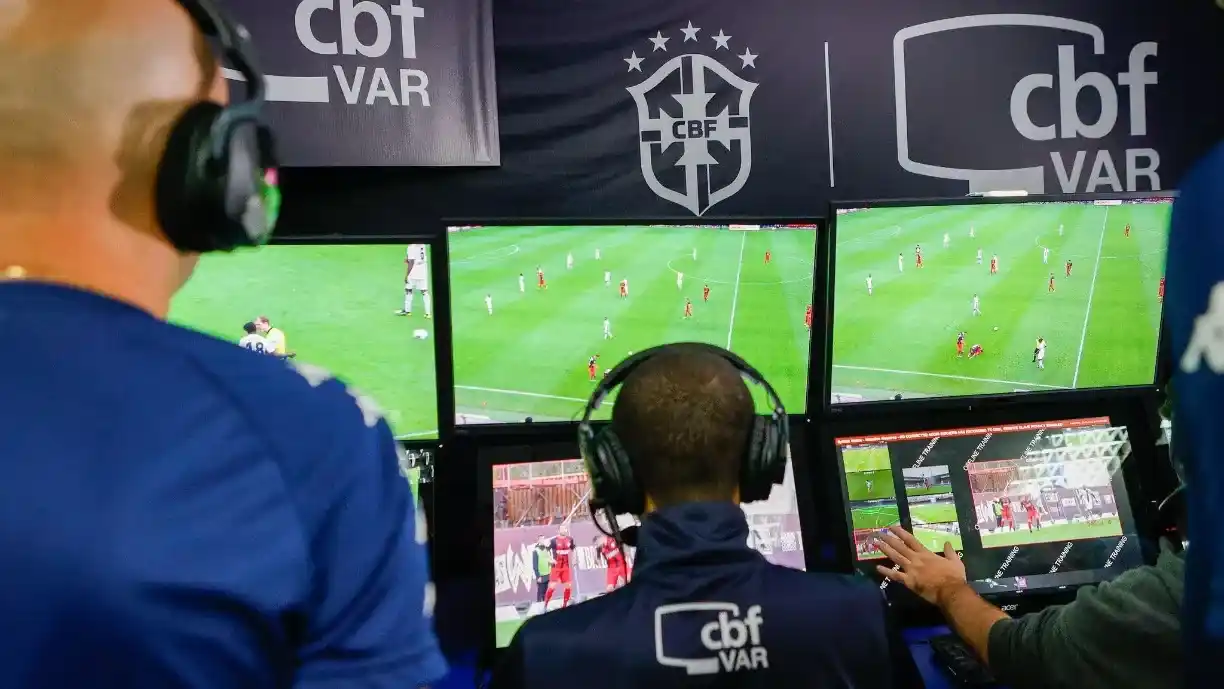 Áudio do VAR mostra revisão polêmica de pênalti, gerando críticas à arbitragem e acirrando tensão entre torcida e jogadores do Corinthians - Foto: Reprodução