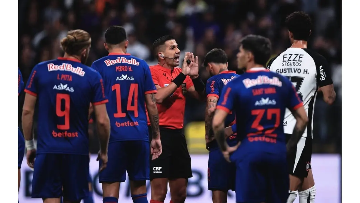 Atacante do Bragantino destaca força da equipe em vitória contra o Corinthians pelo Brasileirão