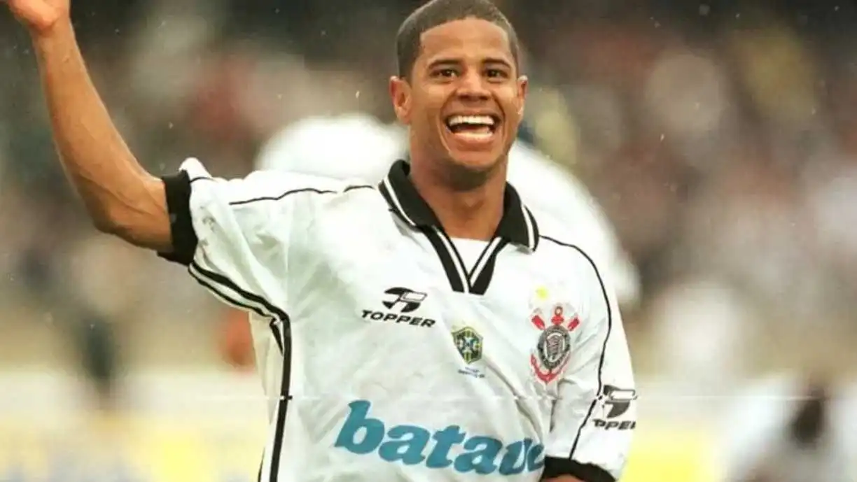  Com show de Marcelinho Carioca, Corinthians vence o Botafogo por 4 a 2 em 1999 e encaminha campanha do bicampeonato brasileiro. Foto: Djalma Vassao