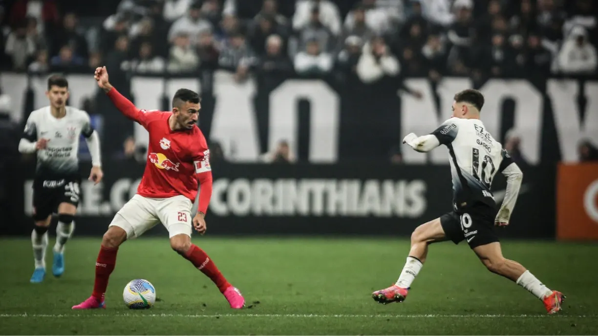 Corinthians e Bragantino se enfrentam na noite do próximo domingo (13), às 19h, na Neo Química Arena - Foto: Ari Ferreira/Red Bull Bragantino