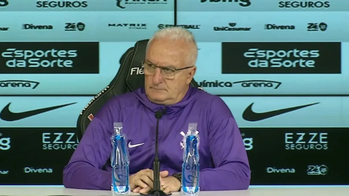 Após empate entre Corinthians e Cruzeiro, Dorival Júnior concedeu entrevista na sala de imprensa da Neo Química - Foto: Reprodução/YouTube - Corinthians TV