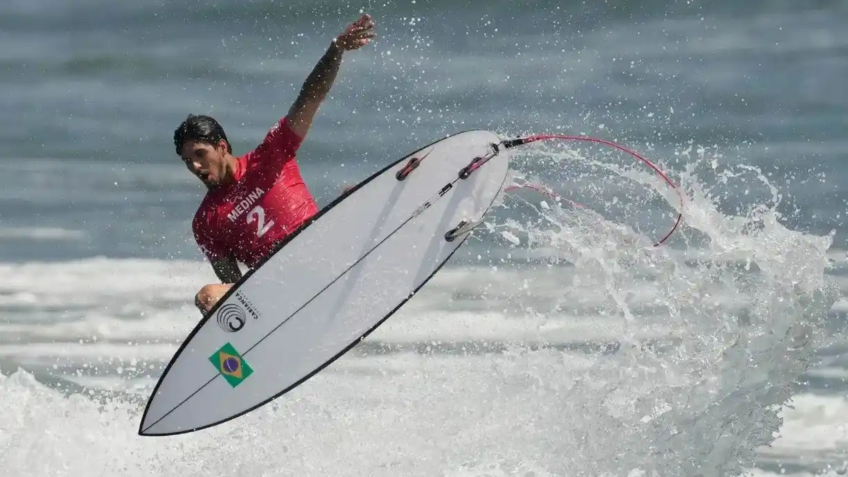 Gabriel Medina acompanha competição com jovens talentos do surfe brasileiro - confira