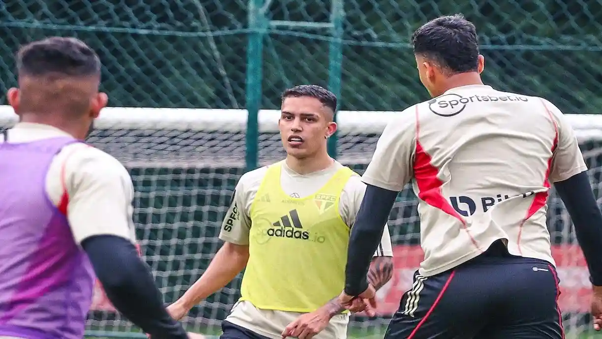 Especulado no Corinthians, jogador é anunciado por rival