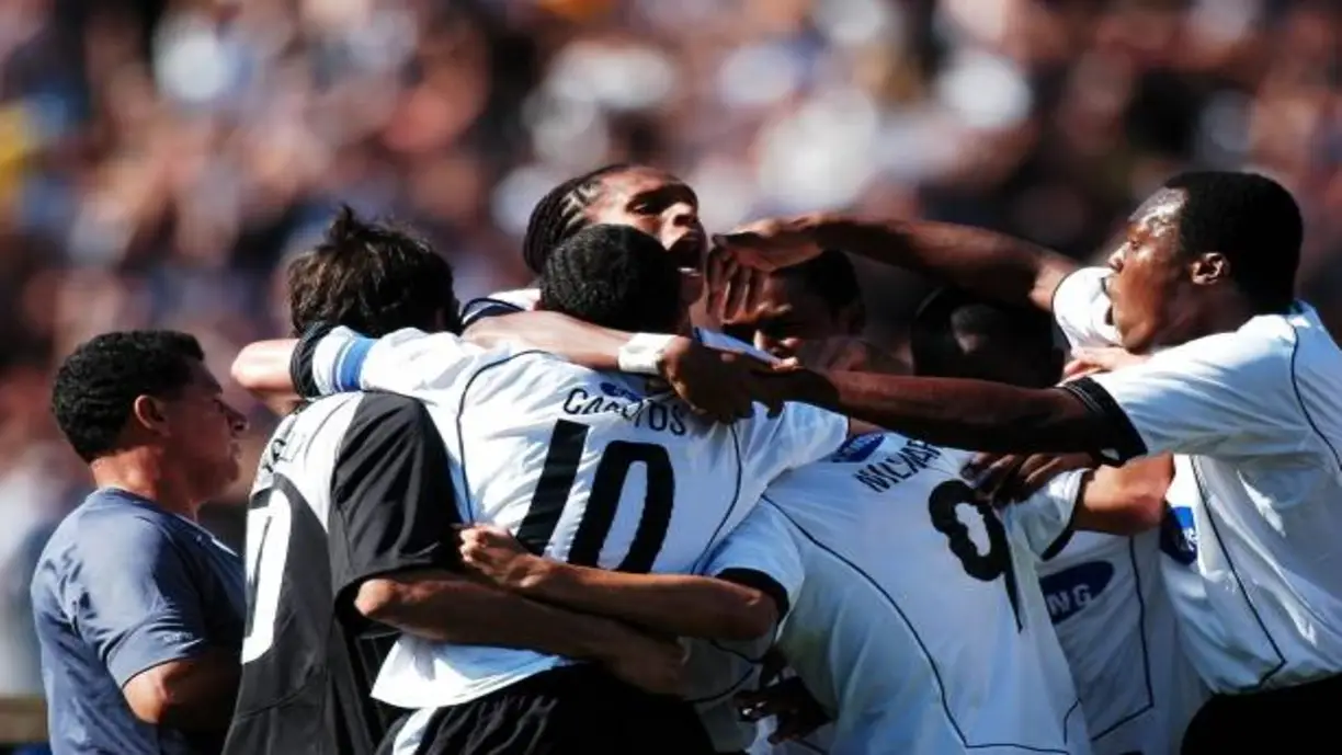 Lateral ex-Corinthians revela bastidores de Carlitos Tévez no clube e relembra polêmicas