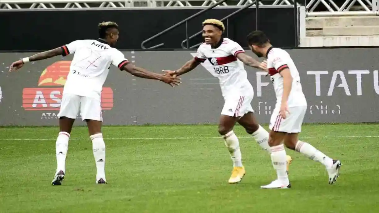 Atacante ex-Flamengo é oferecido ao Corinthians e agrada a diretoria do clube (Vitinho)