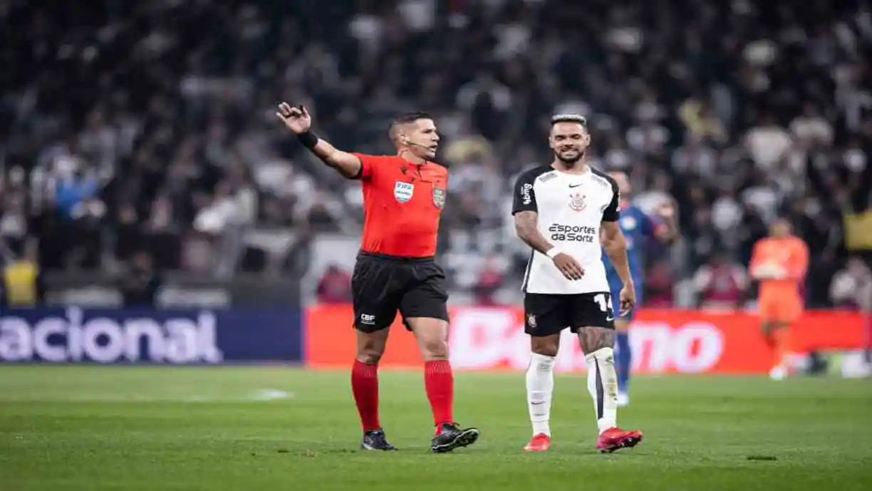 Cacá diz que foi avisado sobre árbitro da partida e que ele errou em pênalti contra o Corinthians