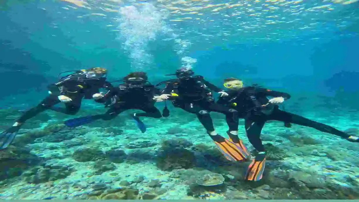 Luciano Huck com a família na Indonésia durante viagem registrada nas redes sociais, compartilhando momentos de lazer e aventura - Foto: Reprodução