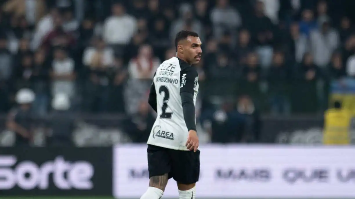 Matheuzinho nega polêmica de balada e reforça compromisso com o Corinthians
