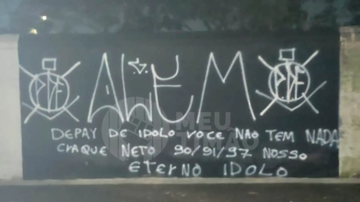 Corinthians tem muros pichados em protesto