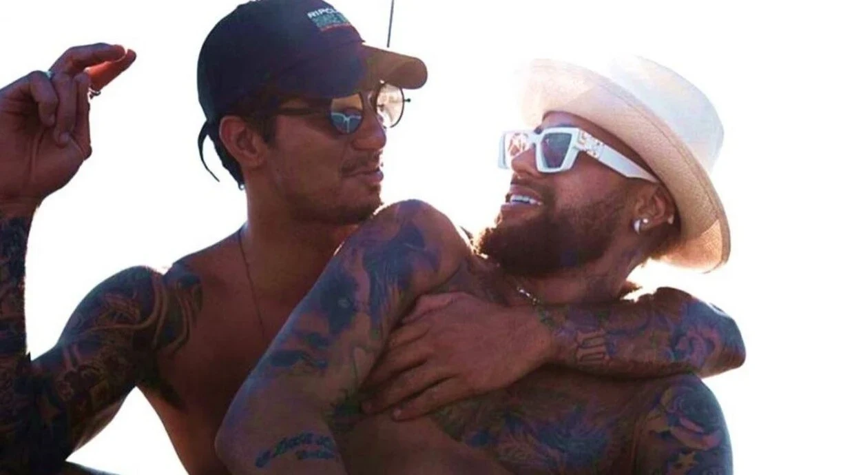Gabriel Medina conhece o batmóvel de Neymar: "Você é o mais maluco"