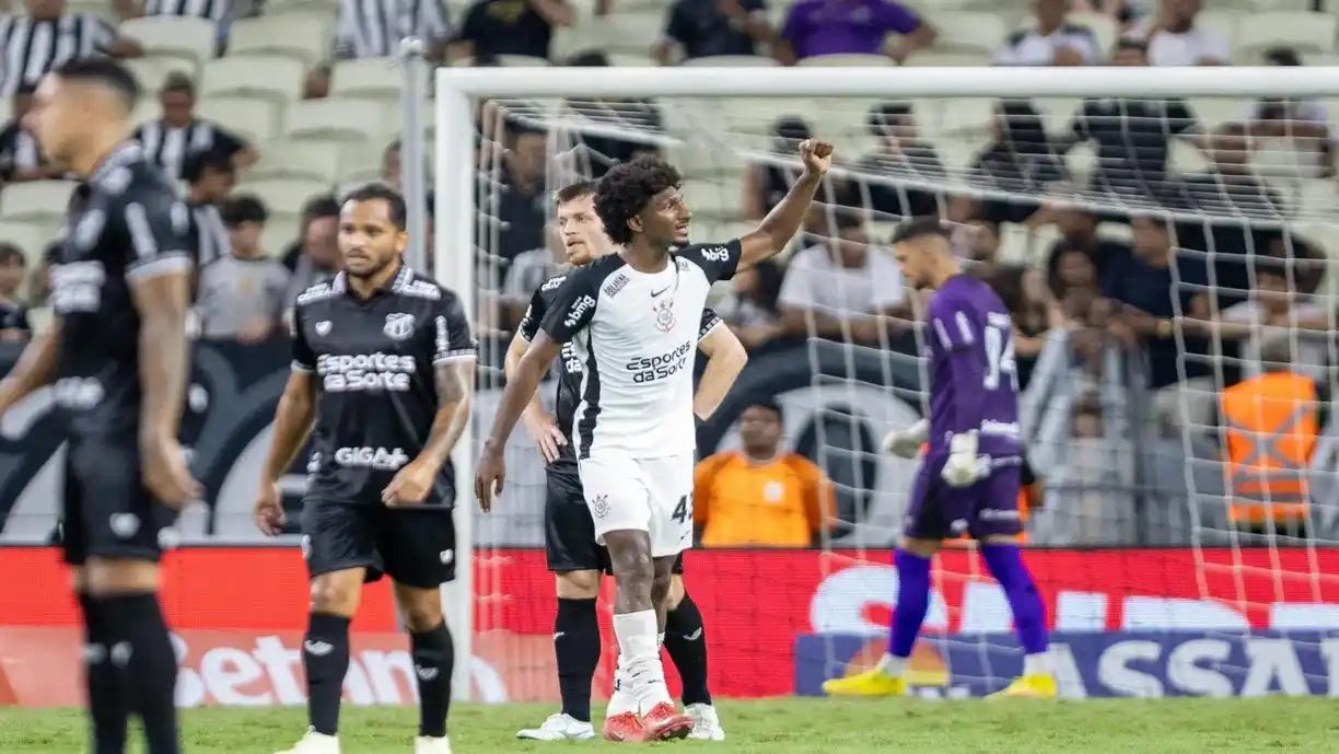 Talles Magno celebra vitória do Corinthians em fase complicada dos atacantes do Timão recentemente