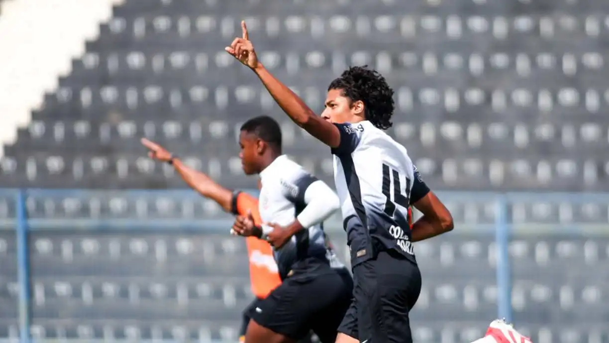 Zagueiro Iago Machado brilha na base do Corinthians com seis gols em 14 jogos e se destaca como artilheiro do Sub-17 em 2025. Foto: Reprodução