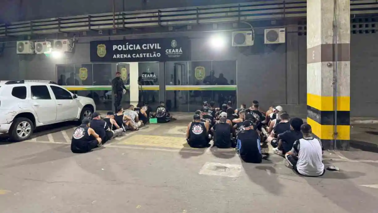 Torcedores do Corinthians são detidos no Castelão após uso de sinalizadores e drogas na vitória contra o Ceará. Foto: Reprodução