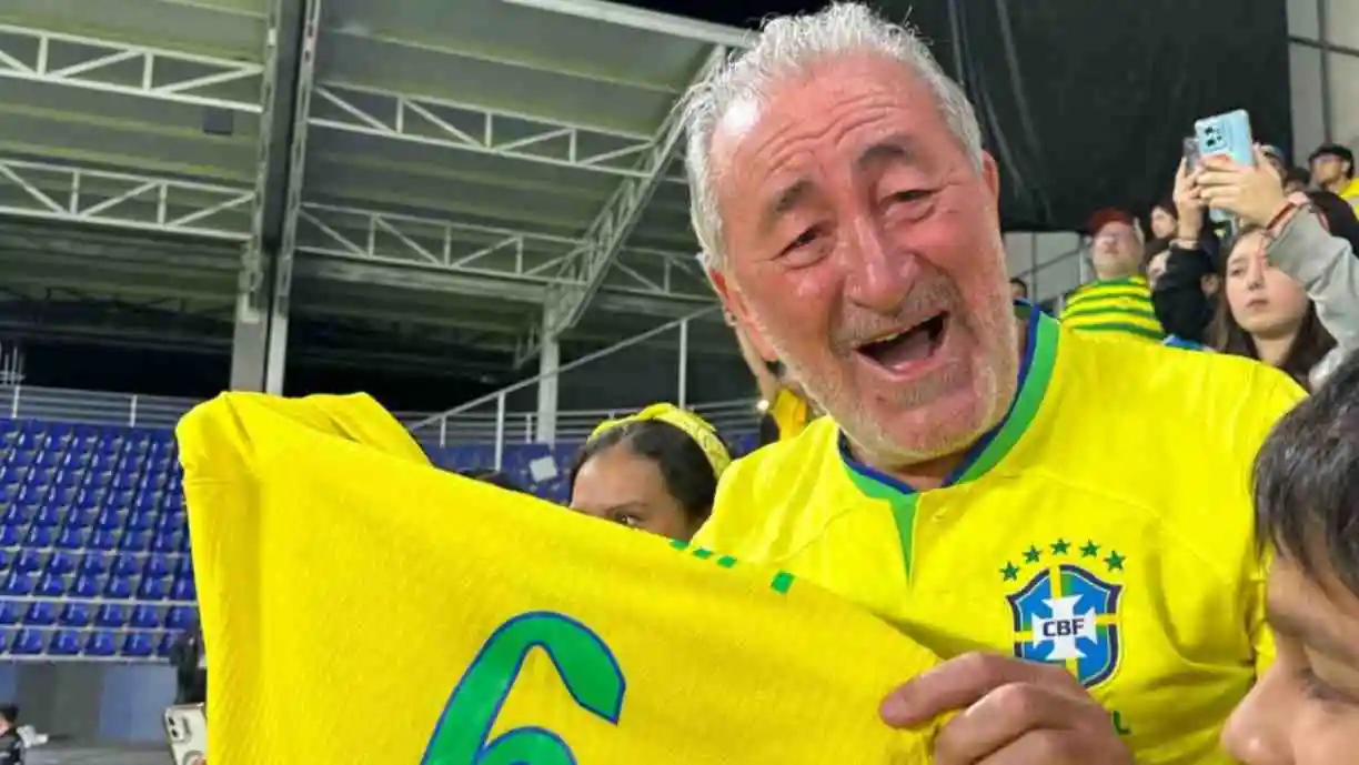 Valter Berg recebe camisa de Yasmim após Brasil x Colômbia e emociona arquibancada com grito de "Vai, Corinthians!". Foto: Arquivo