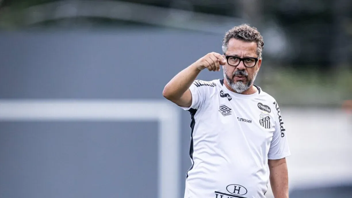 Ex-Corinthians, Cléber Xavier foi demitido do comando do Santos, que age na busca por um técnico - Foto: Raul Baretta/Santos