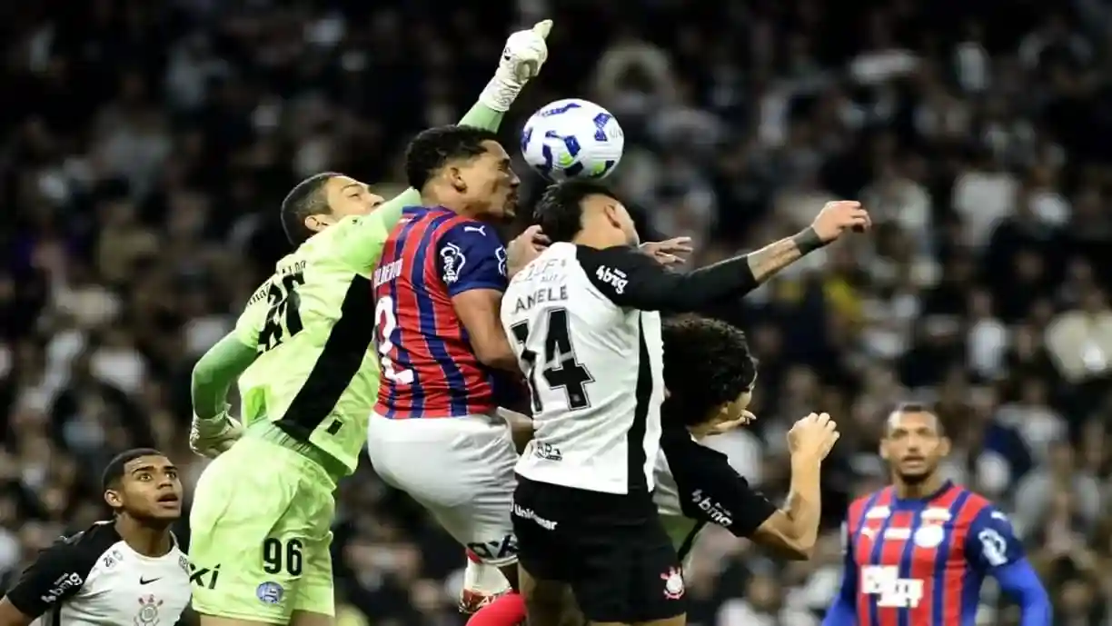 Com arbitragem polêmica, Corinthians perde para o Bahia na Neo Química Arena