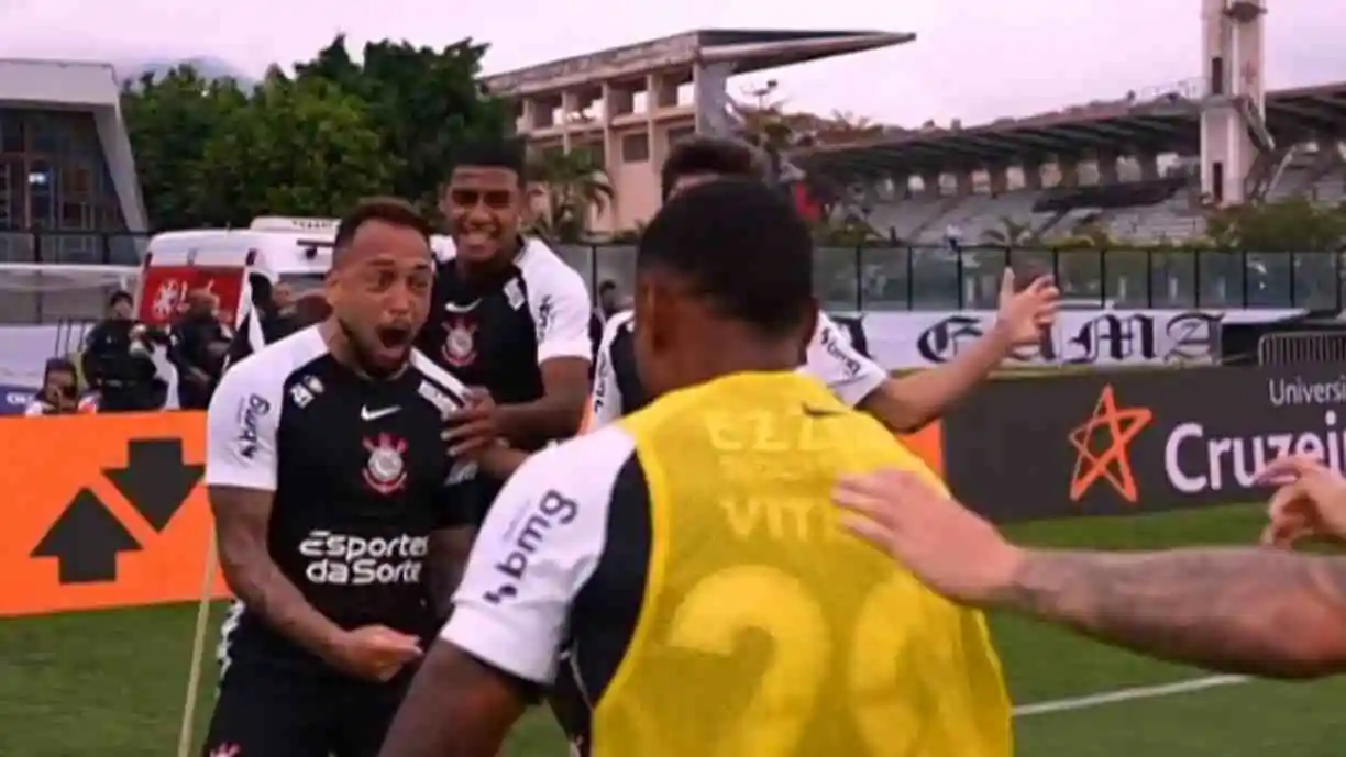 O Corinthians volta a vencer no Brasileirão, supera o Fortaleza fora de casa e retoma a confiança para a sequência da competição. Foto: Reprodução Rede Globo