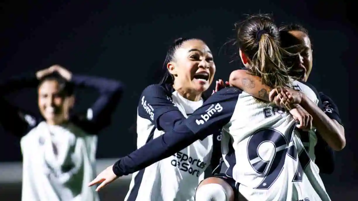 Bastidores da classificação: descontração e motivação marcam vitória do Corinthians