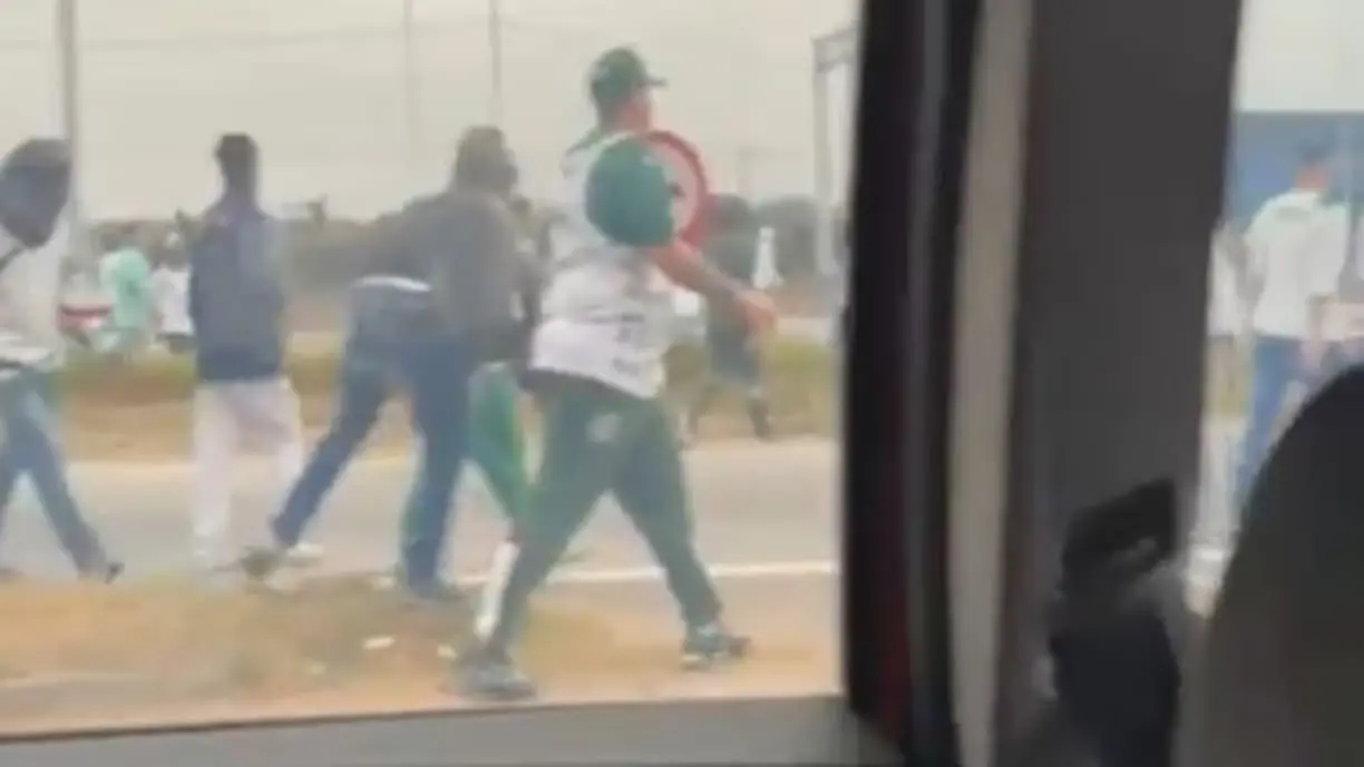 Torcidas de Corinthians e Palmeiras brigam neste domingo (17) e Polícia Rodoviária Federal aparece para controlar situação - Foto: Reprodução/X: @ritmodetorcida