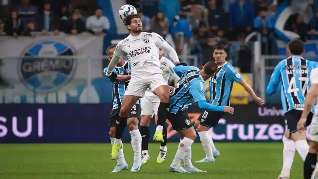 Em partida do último sábado (23), pelo Campeonato Brasileiro, atleta com passagem pelo Corinthians sofreu fratura após jogada - Foto: Maxi Franzoi/Grêmio FBPA