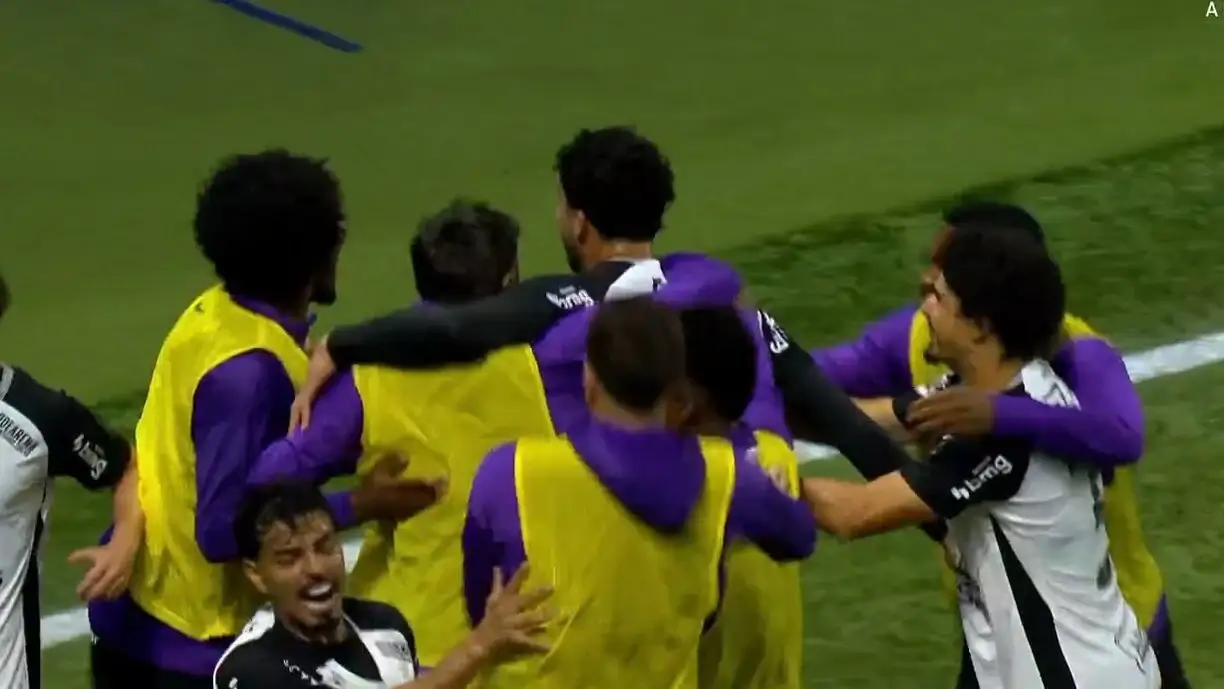 Corinthians aproveita jogador a mais e elimina o Palmeiras em pleno Allianz Parque