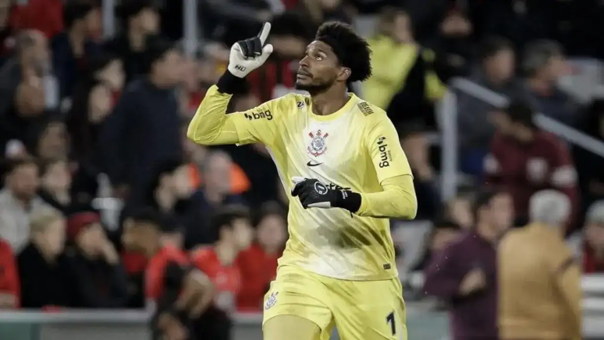 Ex-Corinthians faz elogios a Hugo Souza após vitória contra o Athletico: "Que goleiro"