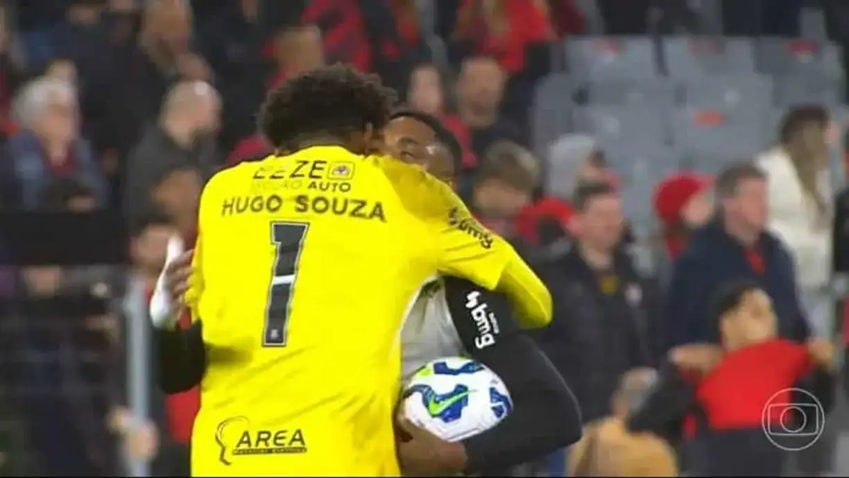 Hugo Souza foi um dos grandes destaques do Corinthians na partida de hoje contra o Athletico - Foto: Reprodução/TV Globo