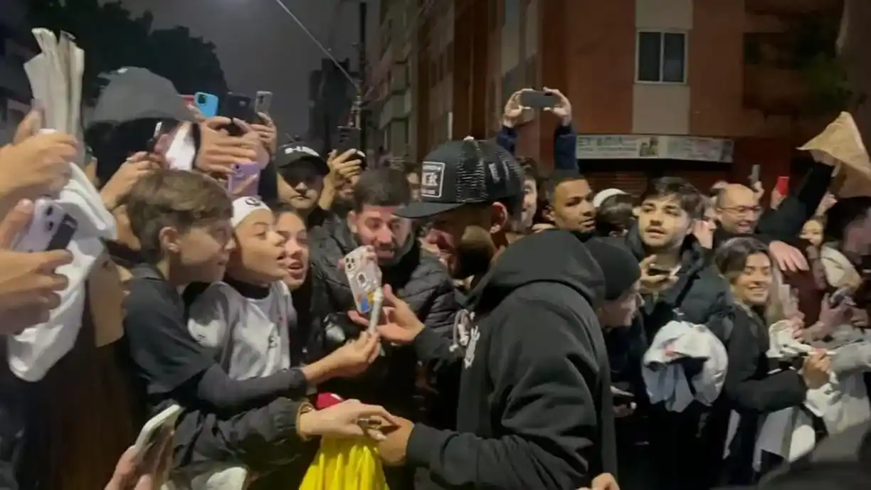 Corinthians chegou em Curitiba com festa da torcida do Timão, antes do confronto diante do Athletico, pela Copa do Brasil - Foto: Gabriel Oliveira