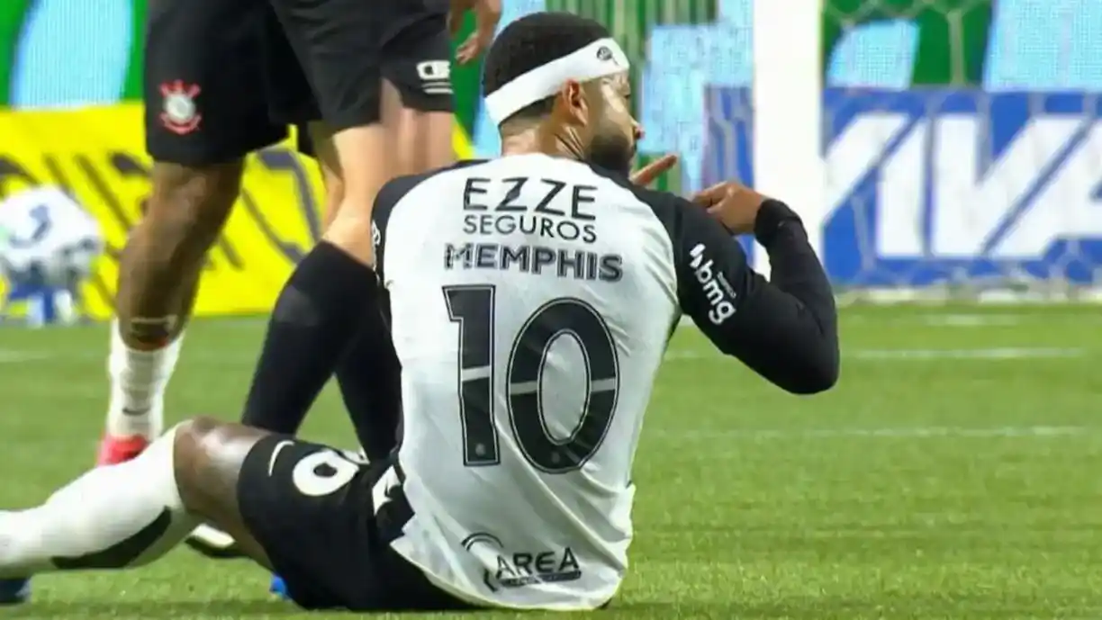 Após a classificação do Corinthians, Dorival Júnior comentou sobre o atacante Memphis Depay, que saiu lesionado - Foto: Reprodução/Premiere FC