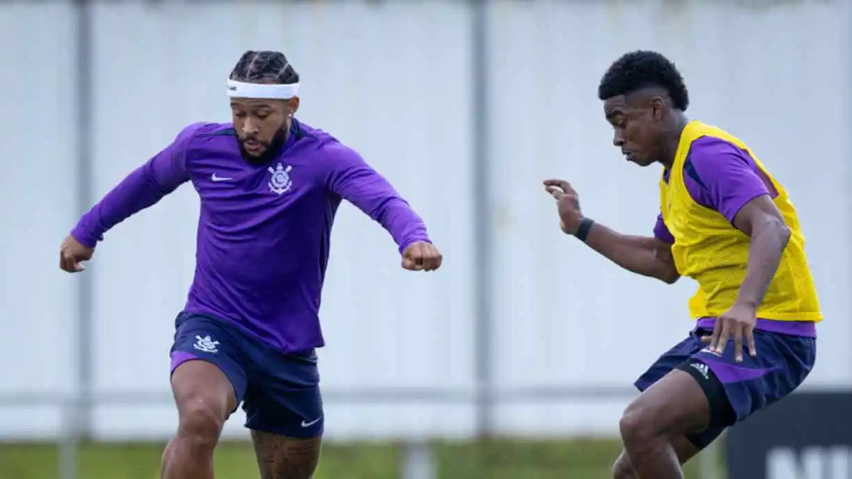 Discussão entre Félix e Memphis marca treino do Corinthians antes de decisão