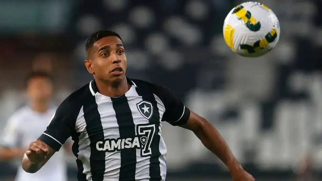 Corinthians segue conversando para contratar Victor Sá para o restante desta temporada de 2025 - Foto: Vitor Silva/Botafogo FR