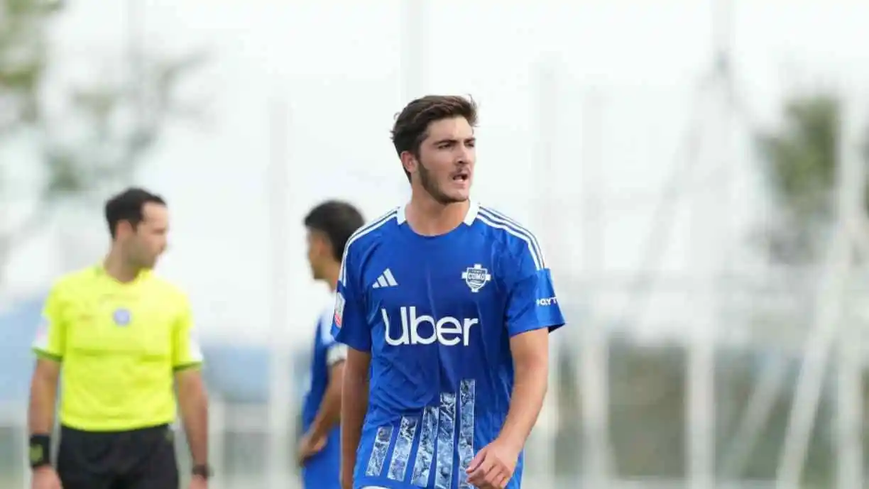 O zagueiro João Gabriel, formado nas categorias de base do Corinthians, compartilhou sua experiência de transição para o futebol europeu. Foto: Reprodução