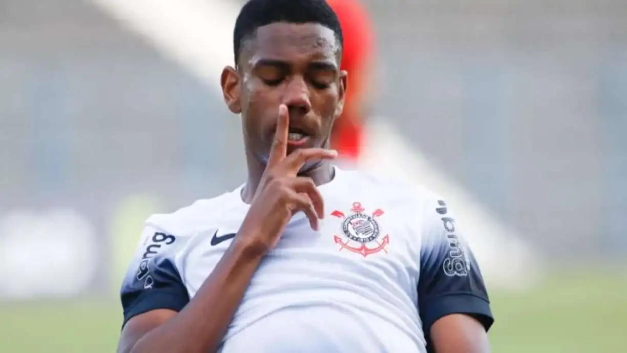 André Luiz fez a sua estreia no time principal no duelo de ontem à noite, contra o Fluminense - Foto: Rodrigo Gazzanel/Agência Corinthians