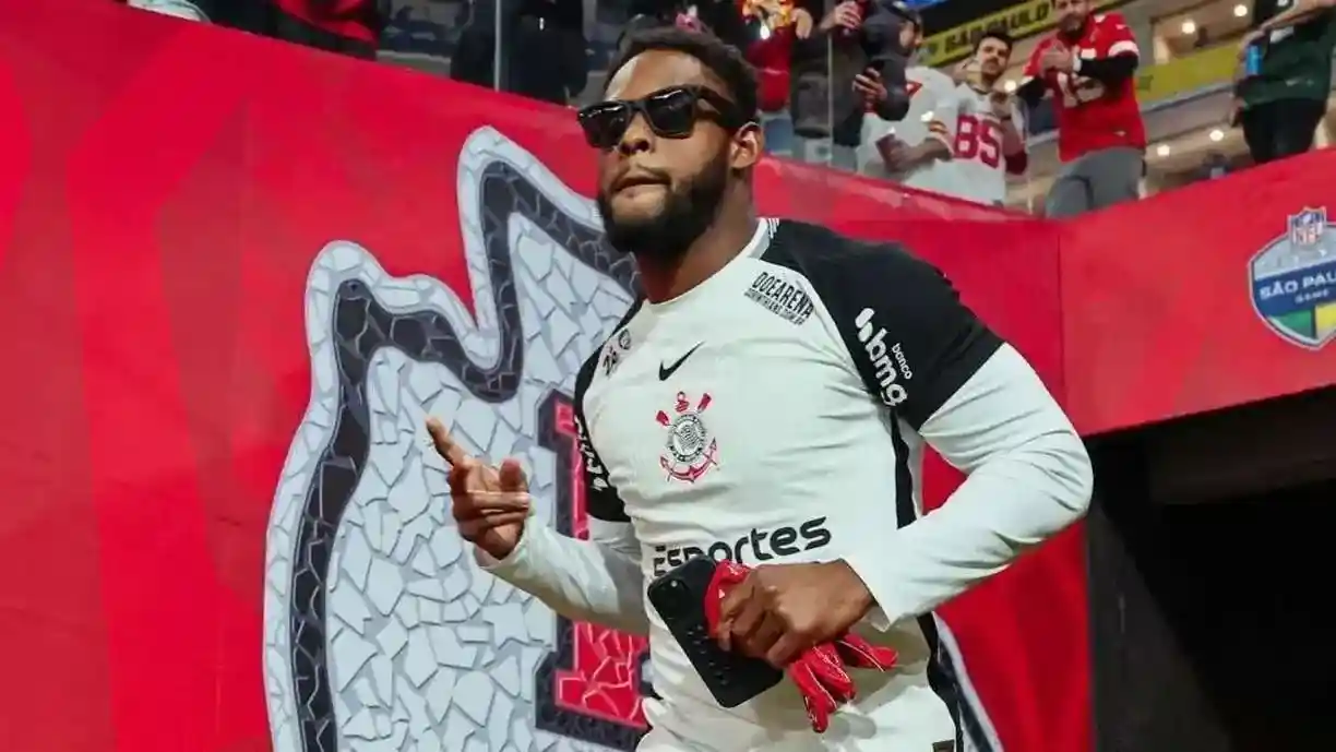Alguns atletas do Kansas City Chiefs entraram em campo usando o uniforme do Corinthians - Foto: Reprodução/Instagram - Kansas City Chiefs