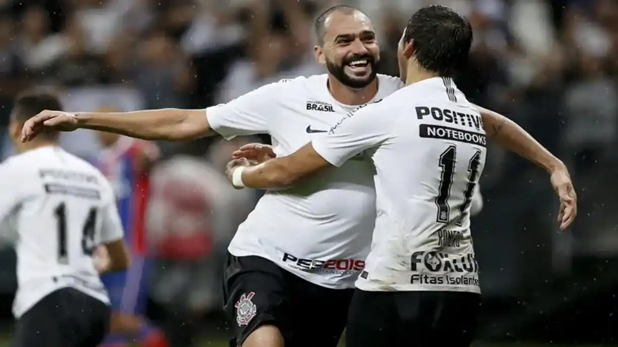 Ex-Corinthians será treinador de clube mineiro em 2026