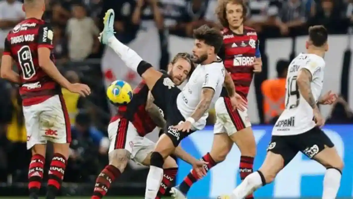 Ex-Corinthians relembra perda de um jogo decisivo contra o Flamengo, como piores lembranças no futebol - Foto: Gilvan de Souza/Flamengo