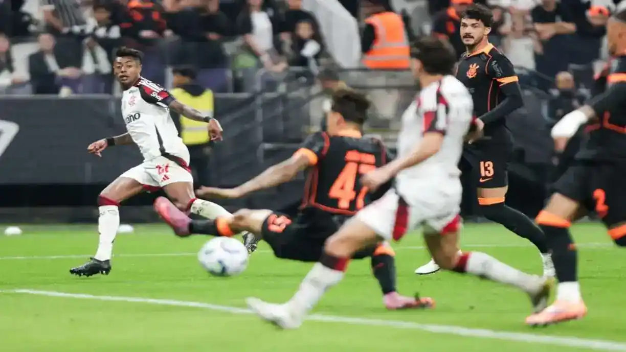 O técnico Filipe Luís elogiou a recuperação do Flamengo no duelo diante do Corinthians - Foto: Gilvan de Souza/Flamengo