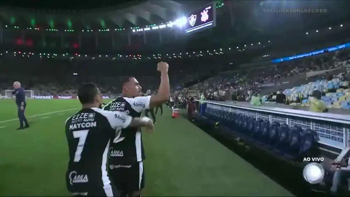 Corinthians derrota o Fluminense no Maracanã e pega o elevador do Campeonato Brasileiro - Foto: Reprodução/TV Record