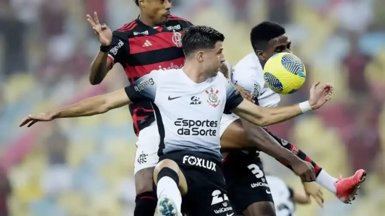 Corinthians tenta rescindir contrato de atacante estrangeiro por baixo desempenho e alto custo - Foto: Alexandre Loureiro/AGIF