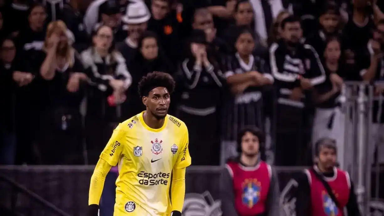 Hugo Souza em ação no clássico entre Corinthians e Palmeiras - Foto: Rodrigo Coca/Agência Corinthians