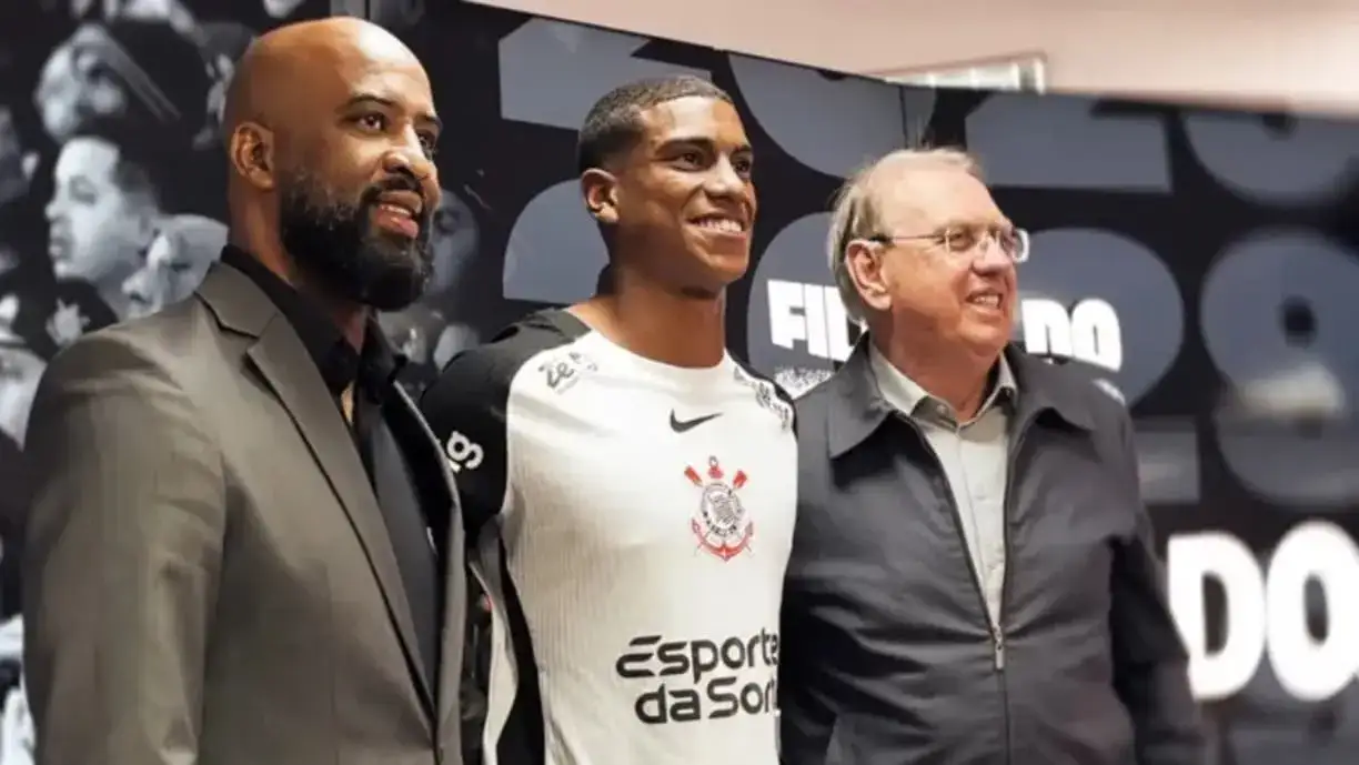 Atleta das categorias de base do Corinthians, João Vitor assinou o seu novo vínculo com o Timão e falou sobre Dorival Júnior - Foto: Reprodução