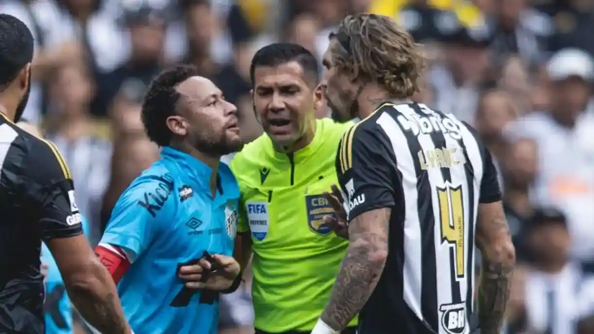 Lyanco e Neymar discutem em confronto do Brasileirão e ex-Corinthians protege zagueiro do Atlético - Foto: Pedro Souza/Atlético Mineiro