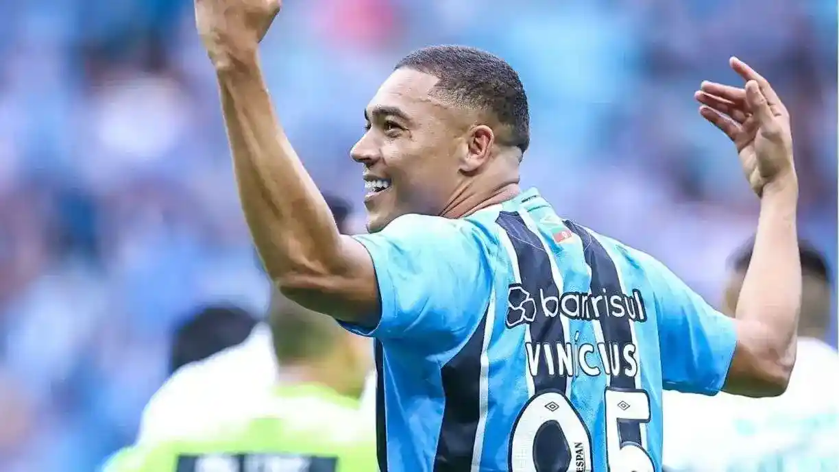 Alvo do Timão por um tempo, Carlos Vinícius marcou um hat-trick pelo Grêmio e torcida do Corinthians lamenta não contratação -  Foto: Lucas Uebel/Grêmio