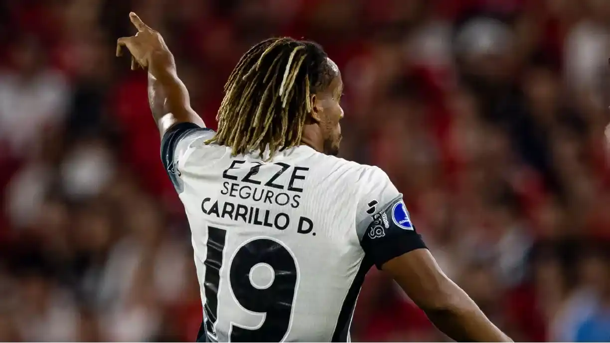 Carrillo segue em recuperação após cirurgia, enquanto rumores o ligam ao Internacional; ele tem contrato até 2026 - Foto: Rodrico Coca/Agência Corinthians