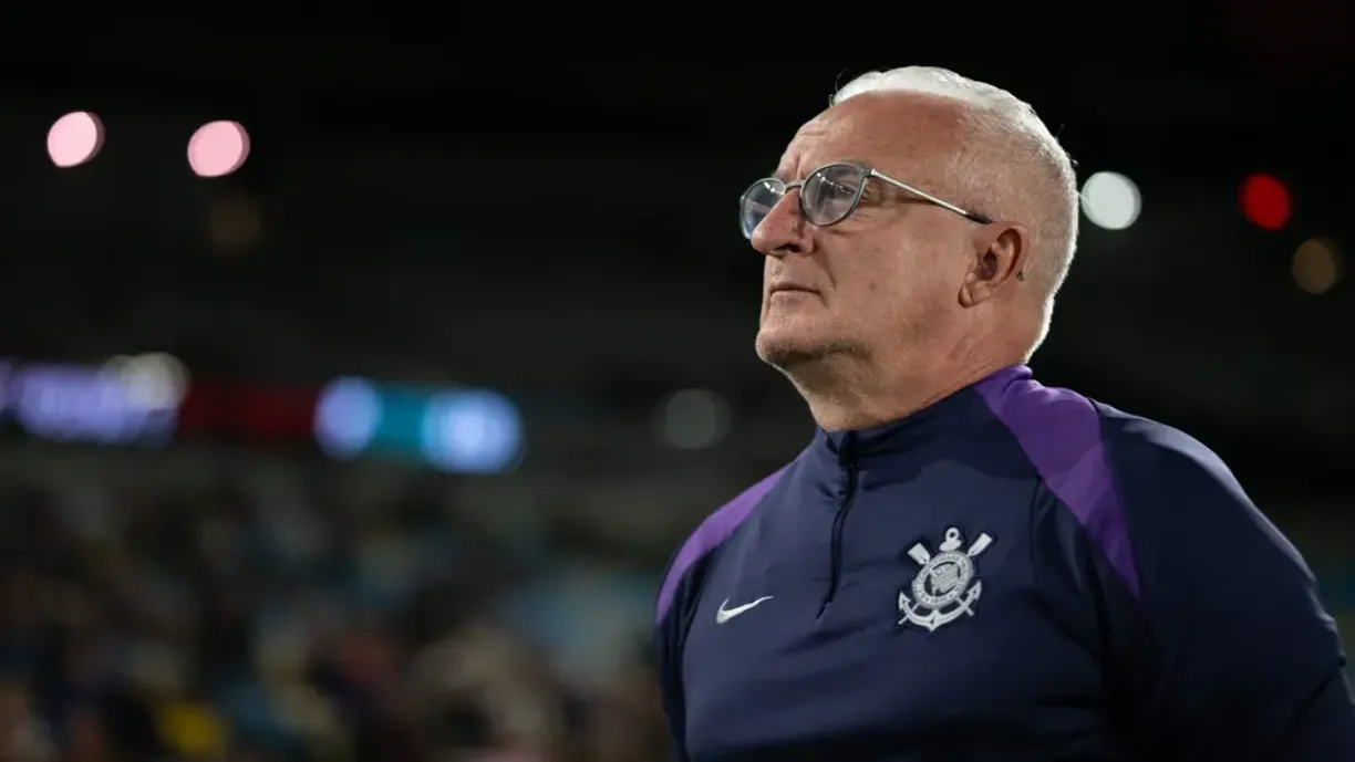 Dorival é valorizado no Corinthians por manter o grupo competitivo, mesmo com desfalques e limitações no elenco - Foto: Jorge Rodrigues/AGIF