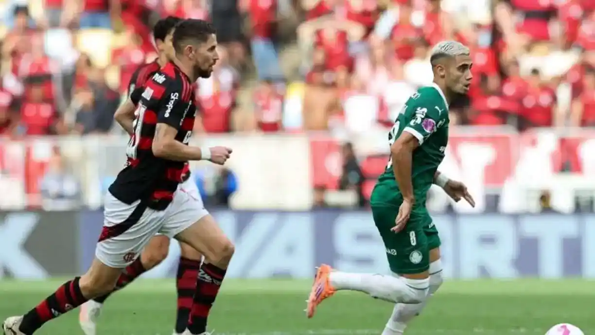 Ex-jogador do Corinthians, Fábio Santos opina em possível pênalti para o Palmeiras contra o Flamengo