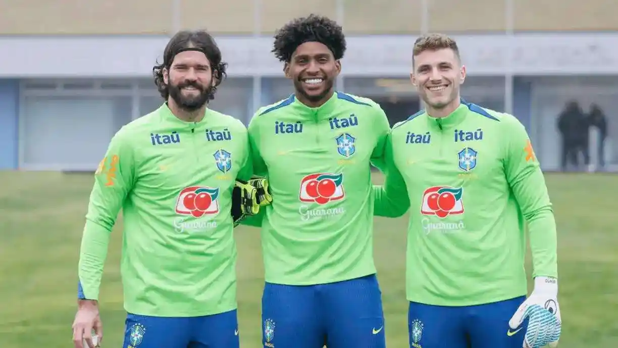 Goleiro do Corinthians, Hugo Souza tem concorrência de Alisson, Ederson e Bento na Seleção - Foto: Rafael Ribeiro/CBF