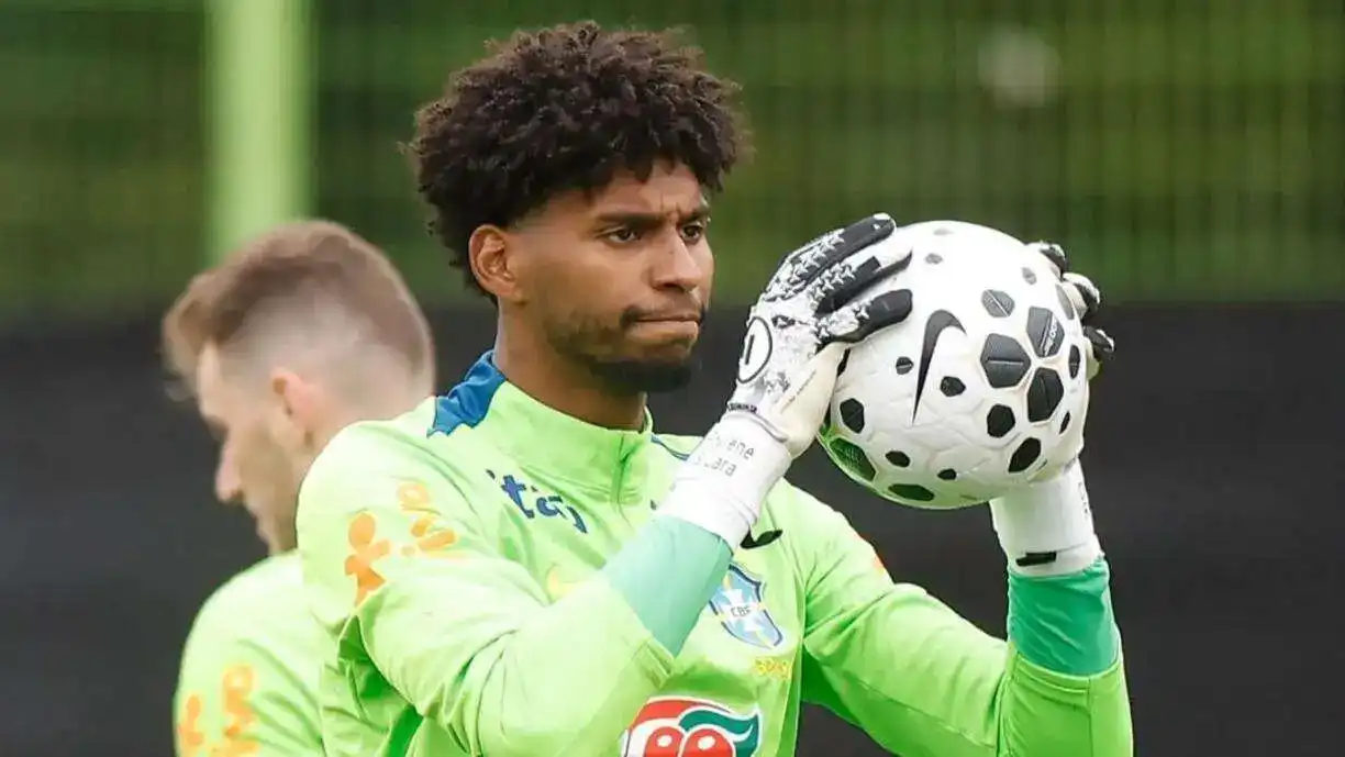 Após estreia na Seleção, Hugo Souza deseja manter boa fase no Corinthians para ter nova oportunidade