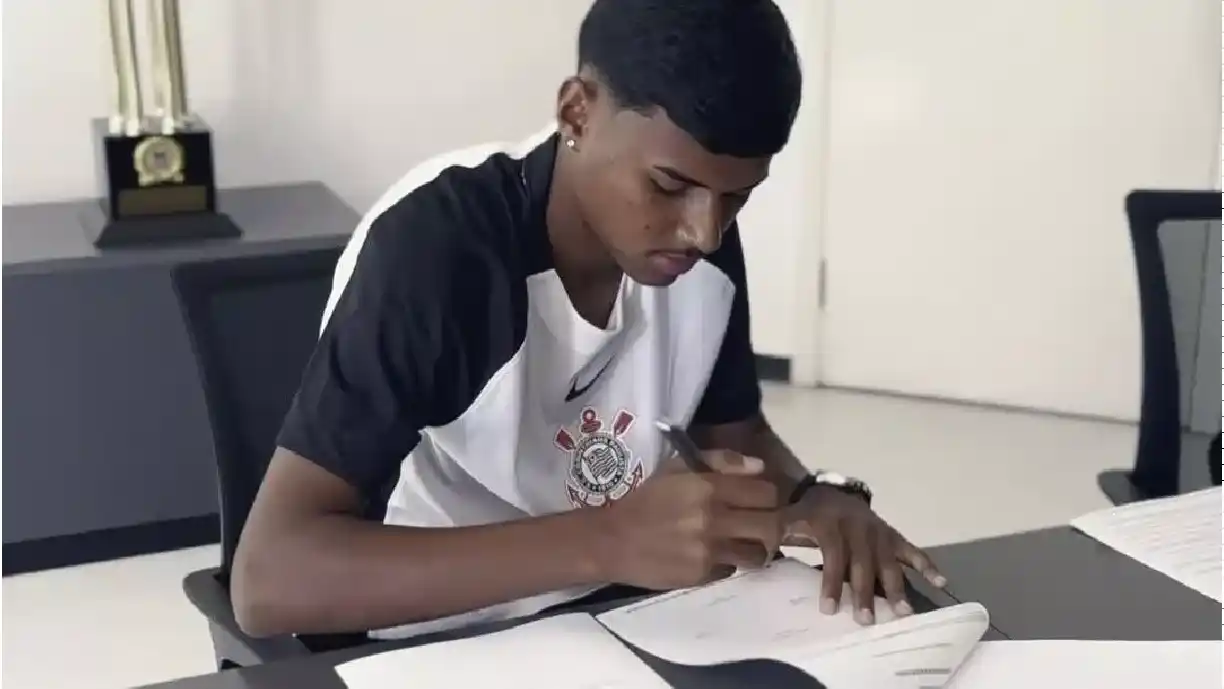 Jovem promessa da base do Corinthians, Kauã Dias assina seu primeiro contrato profissional - Foto: Instagram/_kauadias_09